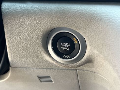 Used 2023 Chrysler Pacifica Touring-L FWD image 35