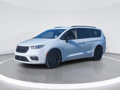 New 2026 Chrysler Pacifica Select w/ S Appearance Package
