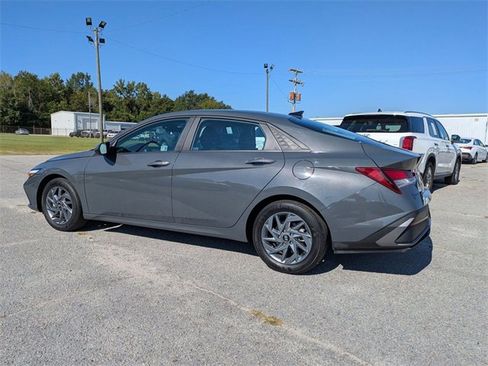Used 2024 Hyundai Elantra SEL image 5