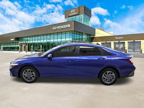 Used 2025 Hyundai Elantra Hybrid FWD image 9