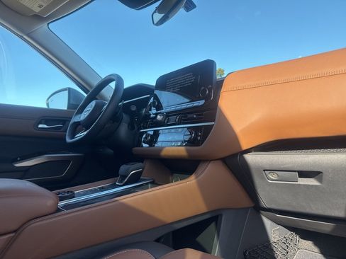 Certified 2025 Nissan Pathfinder Platinum image 28