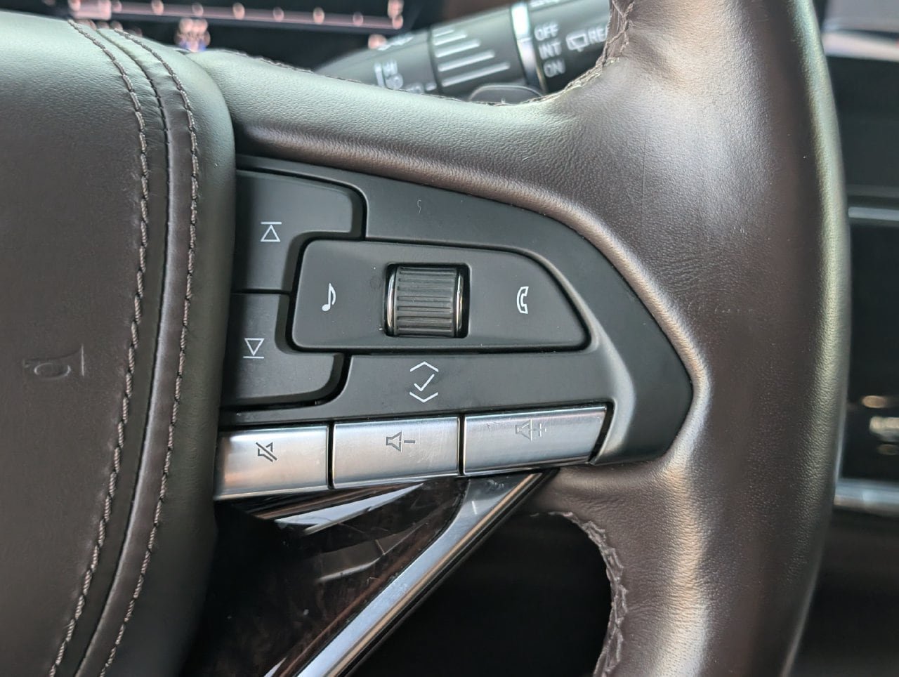 Used 2023 Cadillac Escalade Sport Platinum w/ LPO, Floor Liner Package AWD/4WD image 21