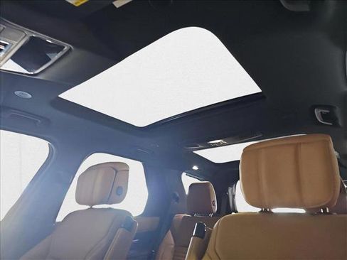 New 2024 Land Rover Discovery Metropolitan Edition image 29