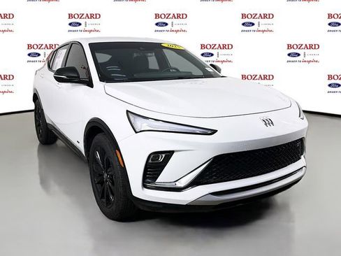 Used 2025 Buick Envista Sport Touring image 1