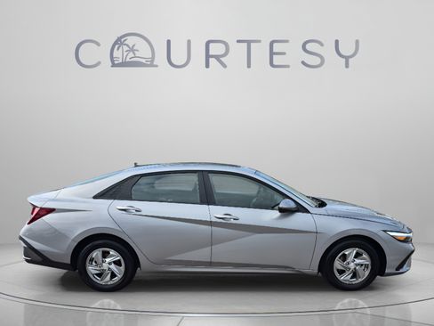 Certified 2025 Hyundai Elantra SE FWD image 6