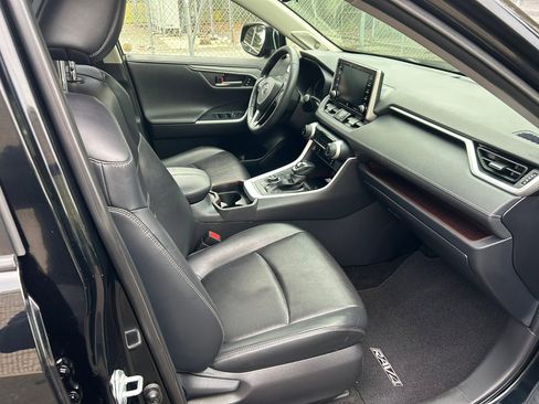 Used 2020 Toyota RAV4 Limited image 17