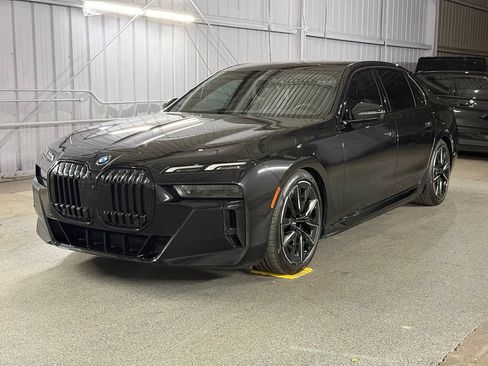 Used 2023 BMW i7 xDrive60 AWD/4WD image 16