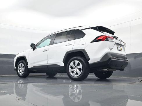 Used 2020 Toyota RAV4 LE FWD image 27