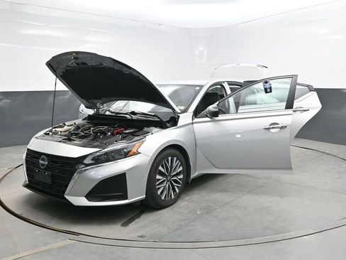 Used 2024 Nissan Altima 2.5 SV FWD image 40