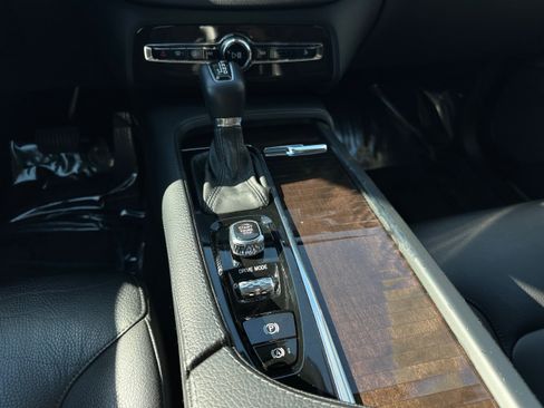 Used 2018 Volvo XC90 T5 Momentum w/ Convenience Package image 16