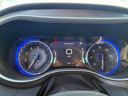 Used 2025 Chrysler Pacifica Select image 14