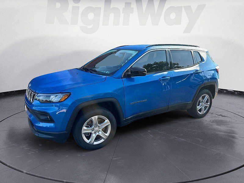 Used 2024 Jeep Compass Latitude AWD/4WD image 1