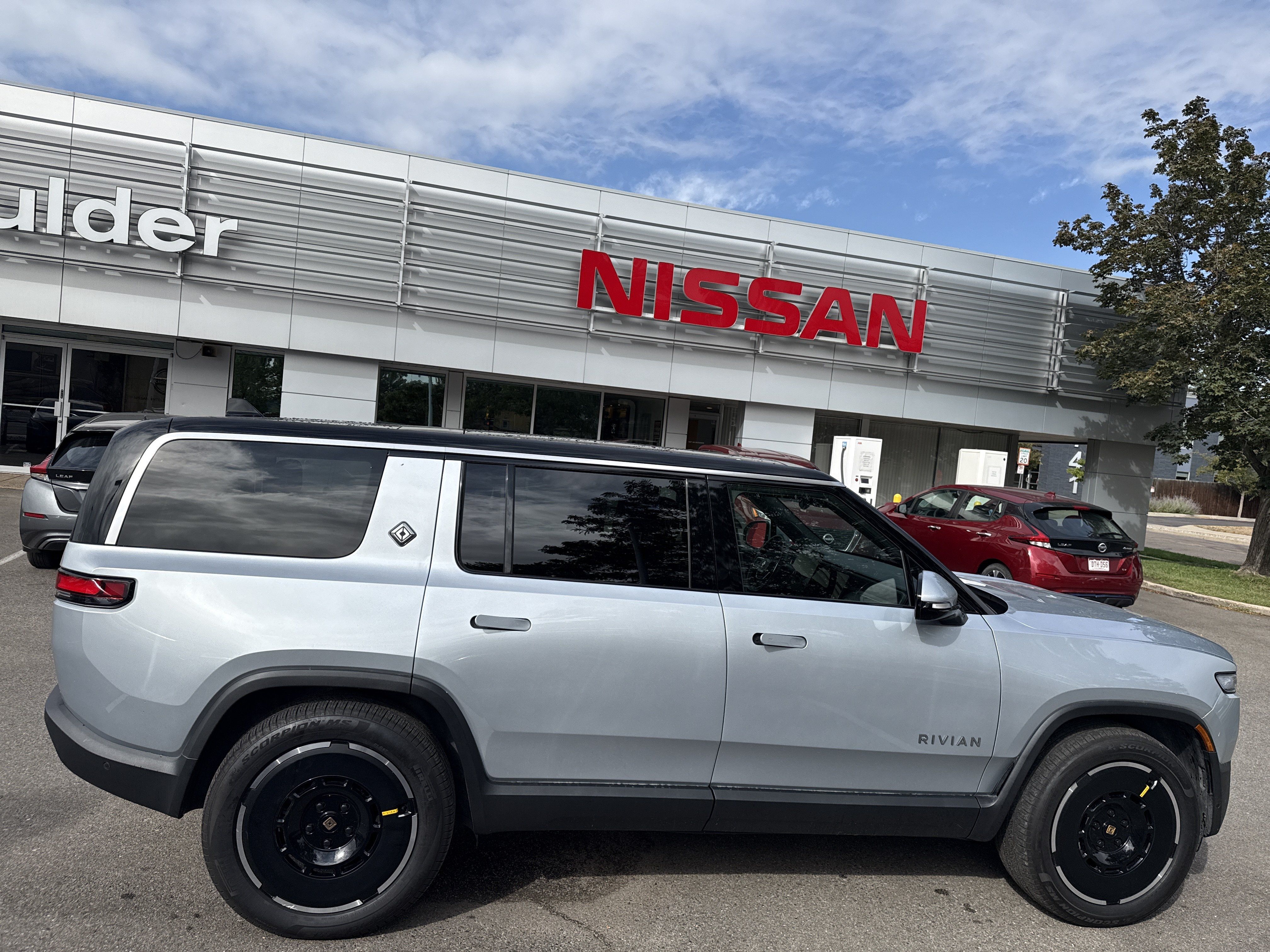 Used 2025 Rivian R1S Adventure Dual AWD/4WD image 8