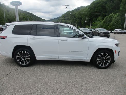 Used 2022 Jeep Grand Cherokee L Overland w/ Advanced Protech Group III AWD/4WD image 3