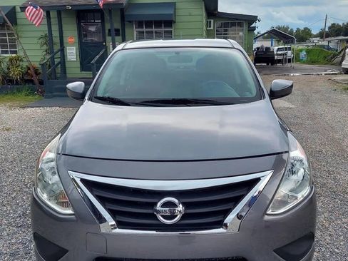 Used 2019 Nissan Versa SV image 3