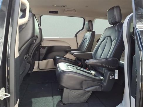 Used 2023 Chrysler Pacifica Touring-L image 23