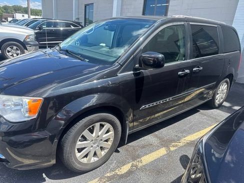 Used 2015 Chrysler Town & Country Touring w/ Driver Convenience Group FWD image 3