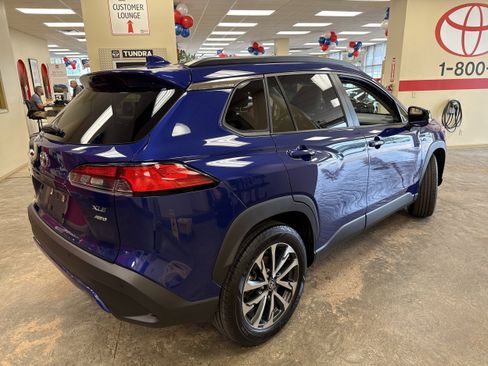 Used 2023 Toyota Corolla Cross XLE w/ Convenience Package image 11