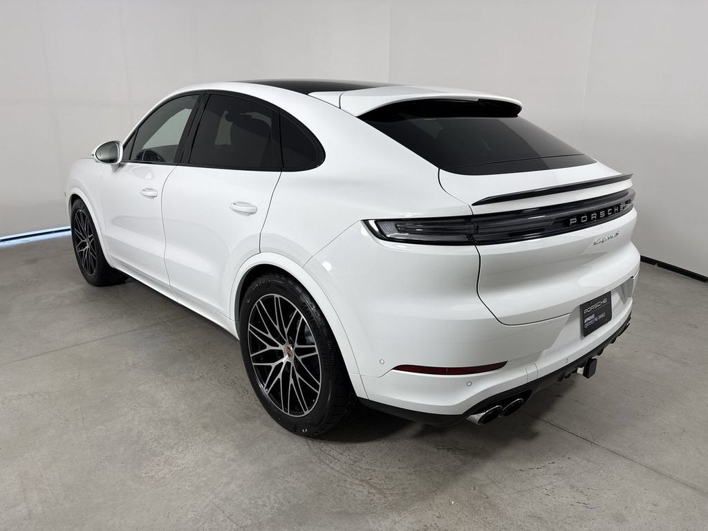 Used 2025 Porsche Cayenne S AWD/4WD image 3