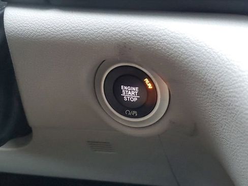 Used 2022 Chrysler Voyager LX FWD image 13