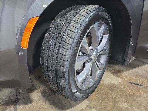 Used 2020 Chrysler Pacifica Limited w/ Tire & Wheel Group image 35