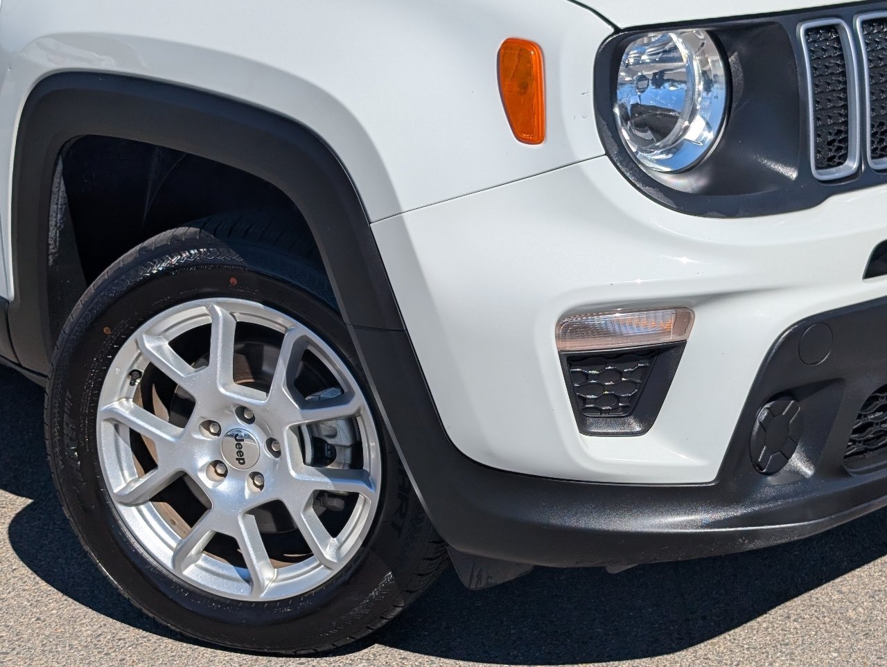 Used 2023 Jeep Renegade Latitude AWD/4WD image 9