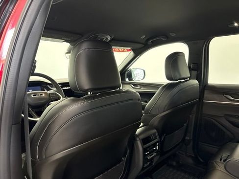 Used 2025 Jeep Grand Cherokee Limited AWD/4WD image 18