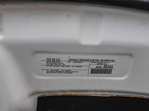 Used 2018 Chrysler Pacifica Touring-L w/ Tire & Wheel Group FWD image 28