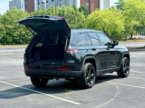 Used 2023 Jeep Grand Cherokee Altitude RWD image 18