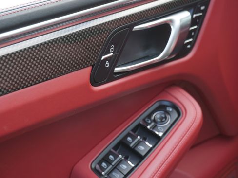 Certified 2023 Porsche Macan S AWD/4WD image 17