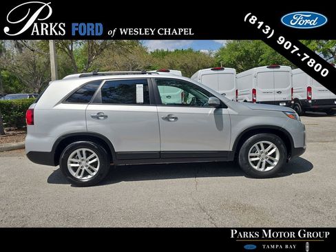 Used 2014 Kia Sorento LX image 3
