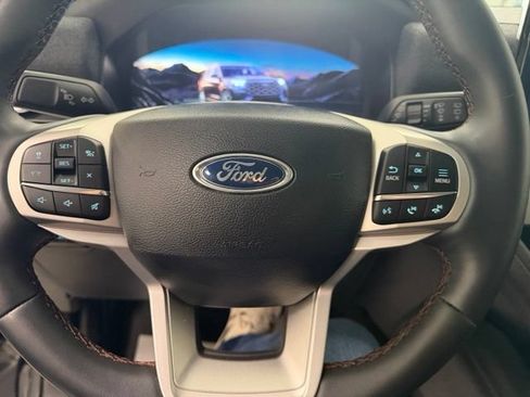 Used 2025 Ford Explorer Active AWD/4WD image 17