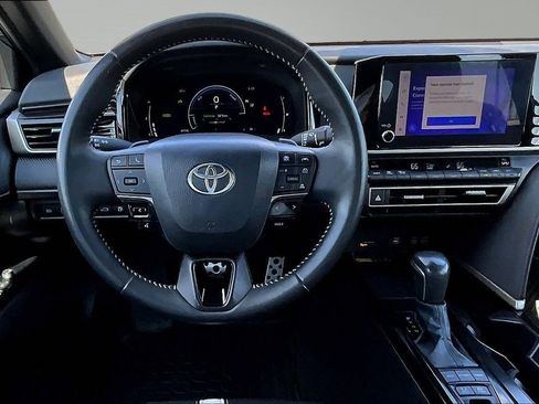 Used 2025 Toyota Camry SE FWD image 5