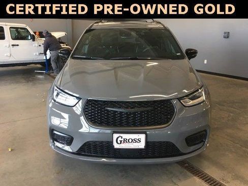 Certified 2025 Chrysler Pacifica Limited image 3