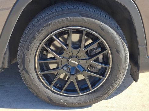 Used 2019 Jeep Cherokee Latitude Plus image 32