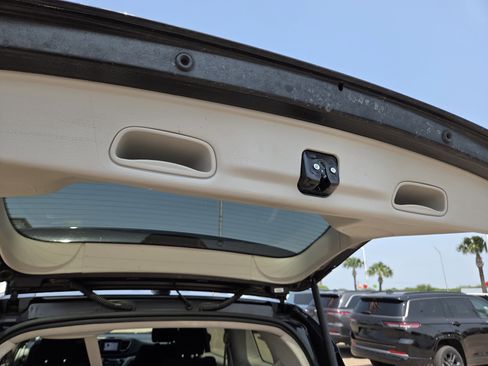 Used 2023 Chrysler Voyager LX FWD image 26