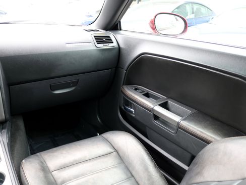 Used 2014 Dodge Challenger SXT image 35