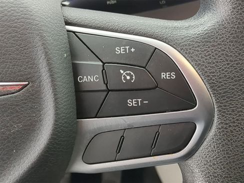 Used 2017 Chrysler Pacifica Touring image 33