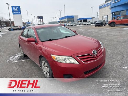 Used 2011 Toyota Camry LE image 1