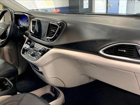 Used 2018 Chrysler Pacifica Touring-L FWD image 14