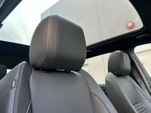 Certified 2025 Land Rover Discovery Sport Dynamic SE image 18