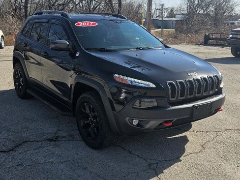 Used 2017 Jeep Cherokee Trailhawk image 4