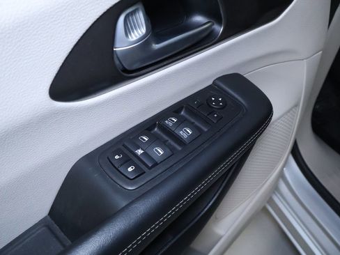 Used 2024 Chrysler Pacifica Touring-L image 12