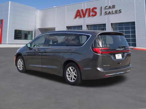 Used 2023 Chrysler Pacifica Touring-L FWD image 9
