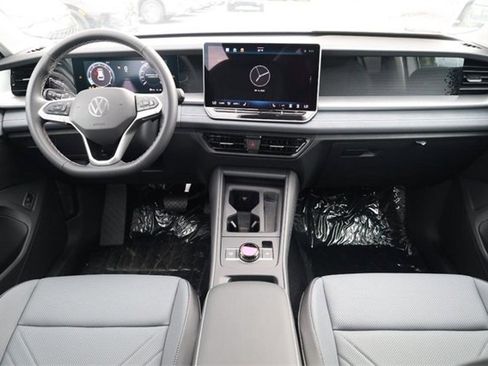 New 2025 Volkswagen Tiguan SE image 22