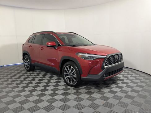 Used 2023 Toyota Corolla Cross XLE image 3