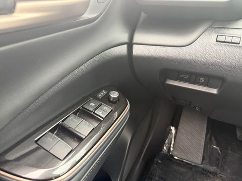 Certified 2025 Toyota Crown Signia image 22