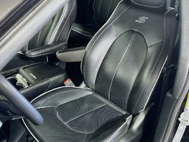 Used 2025 Chrysler Pacifica Limited FWD image 23