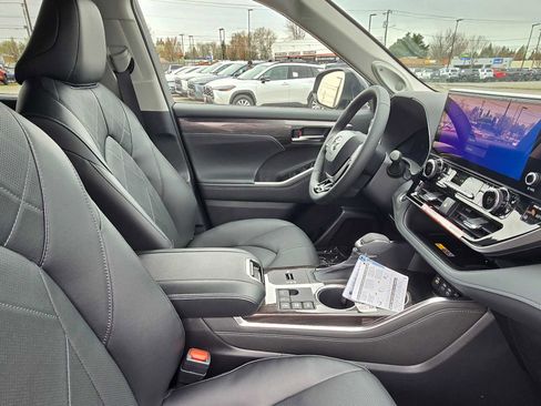 New 2026 Toyota Highlander Platinum image 11