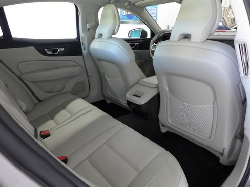 Used 2020 Volvo S60 T5 Momentum image 45